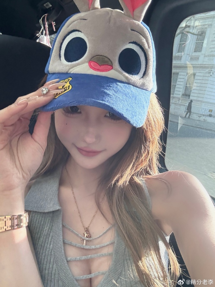 美女穿小裙子去看英超啦 性感美女-第3张