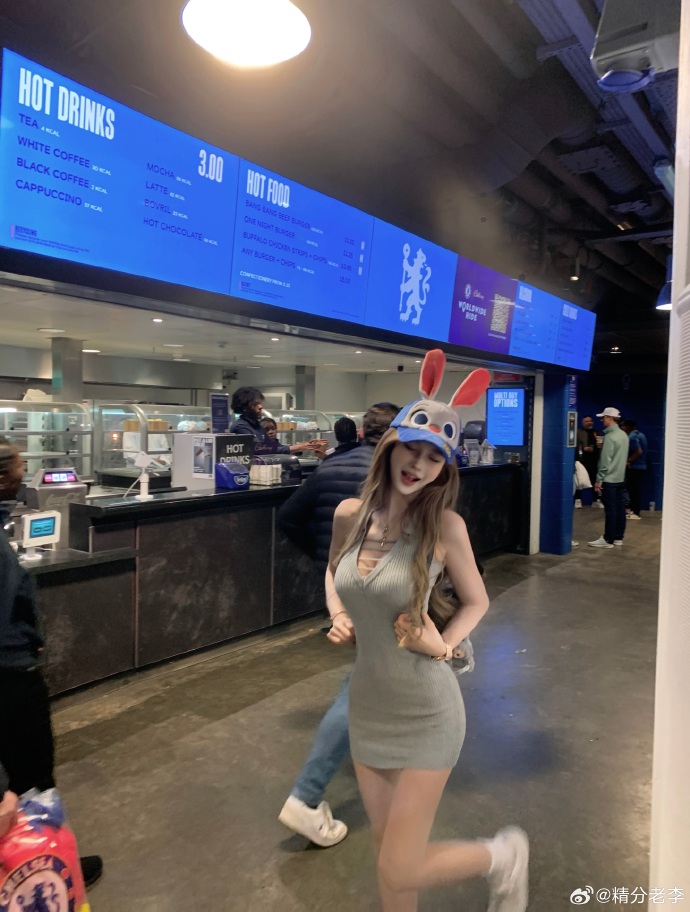 美女穿小裙子去看英超啦 性感美女-第5张