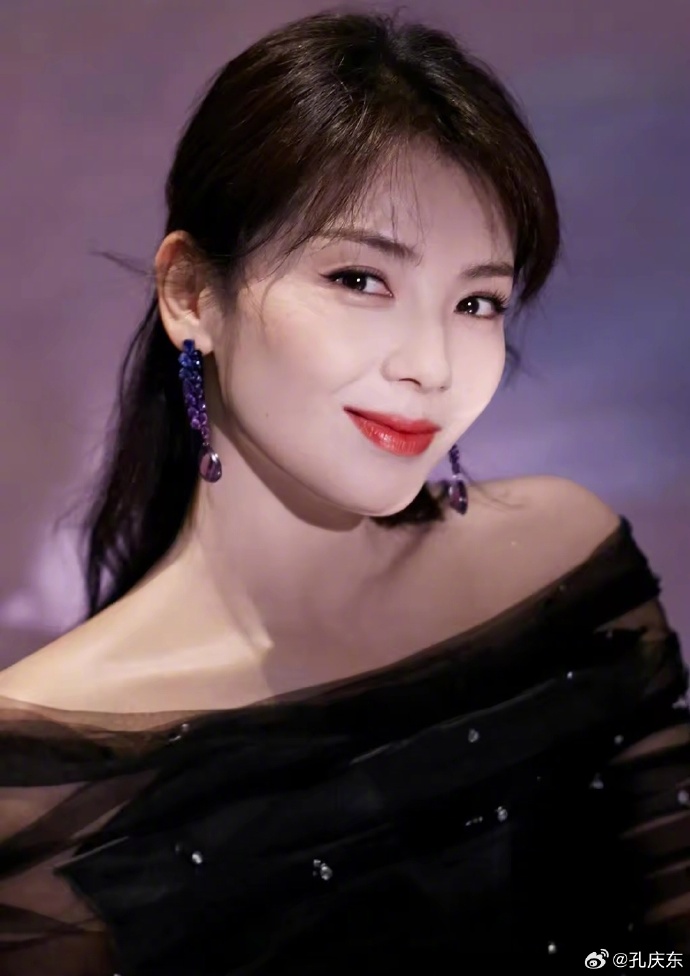 看看现在这些美女拍照姿势 性感美女-第1张