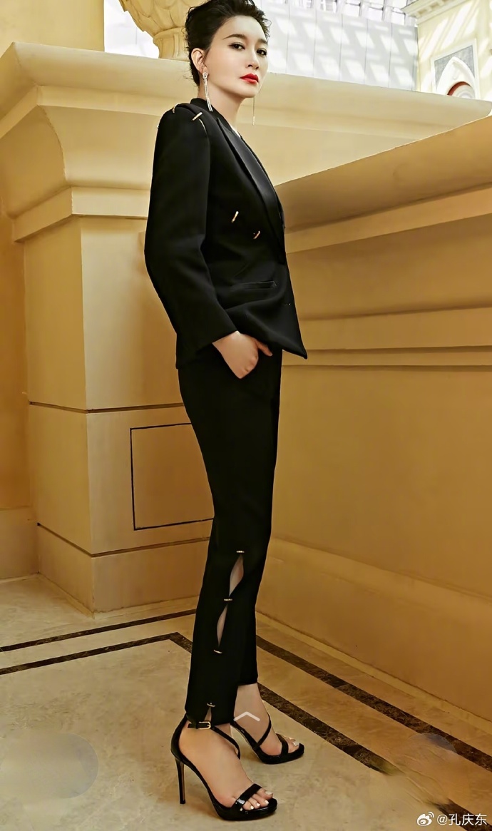 看看现在这些美女拍照姿势 性感美女-第4张