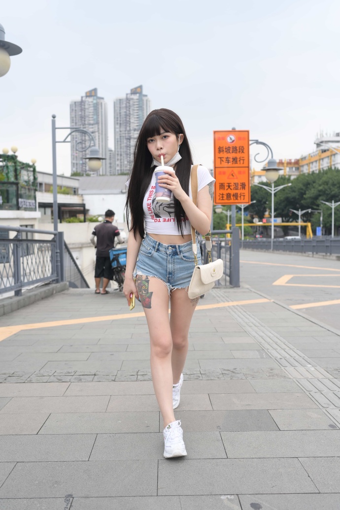 牛仔短裤小妹 清纯妹子-第1张