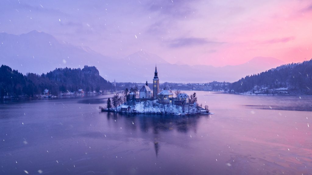冰雪倒影和积雪覆盖的群峰 建筑图片-第1张