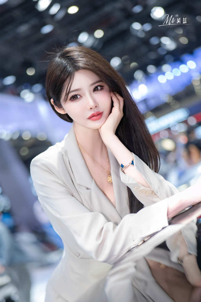 2025上海车展 小云云车模 美女车模-第1张