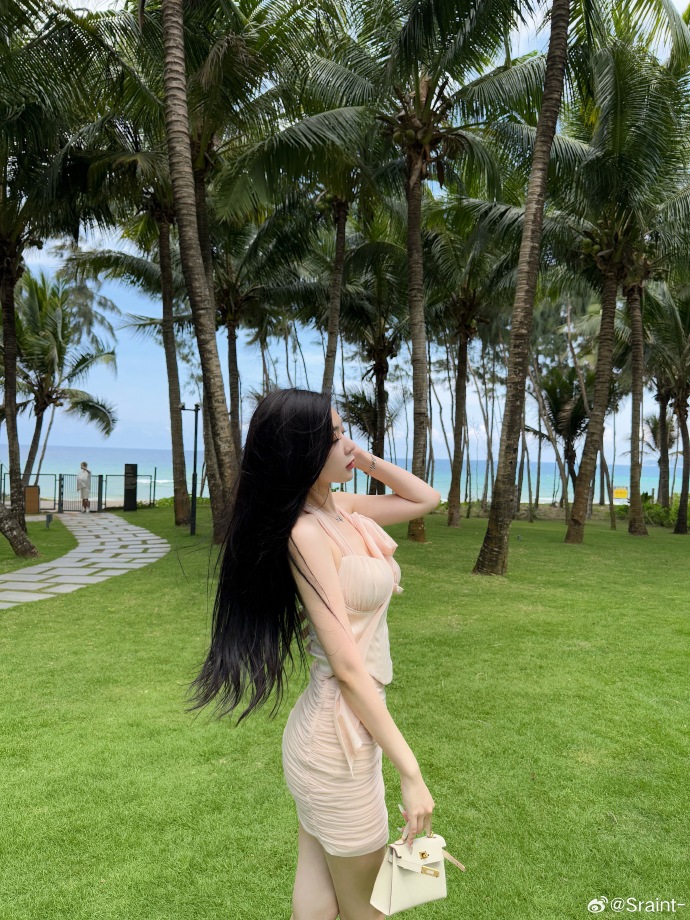 美女 闯入一片椰林 性感美女-第1张