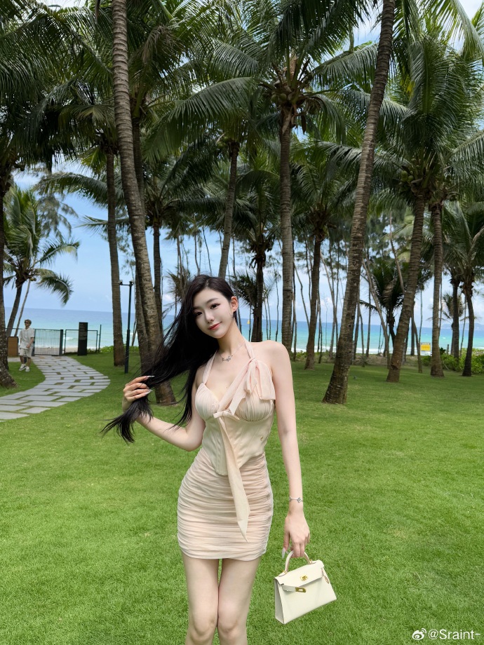 美女 闯入一片椰林 性感美女-第4张