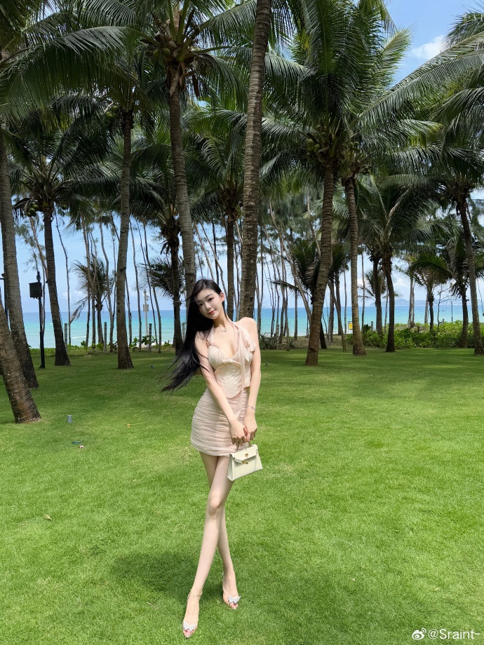 美女 闯入一片椰林 性感美女-第5张